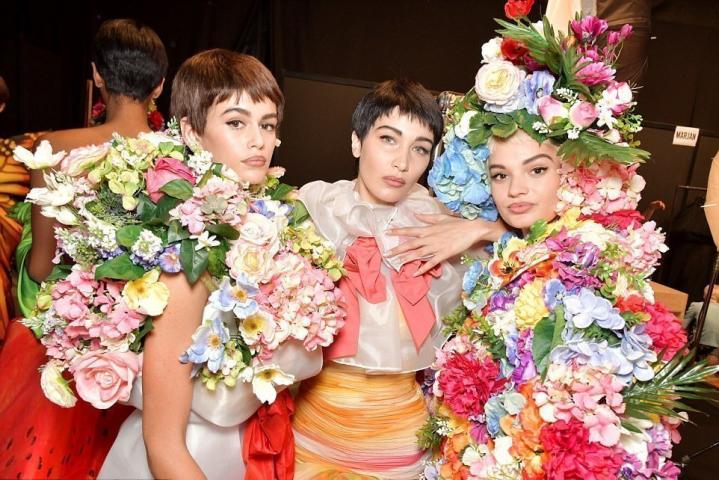 Moschino SS18 MFW show:Οι αδερφές Hadid άνθισαν κυριολεκτικά 