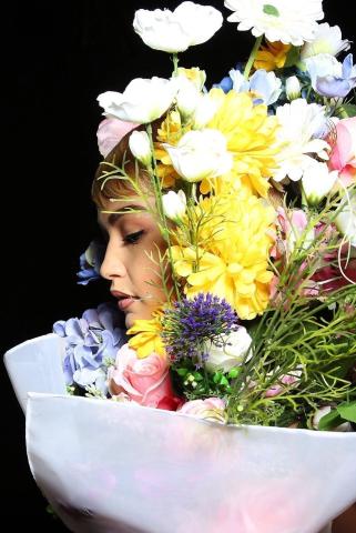 Moschino SS18 MFW show:Οι αδερφές Hadid άνθισαν κυριολεκτικά 