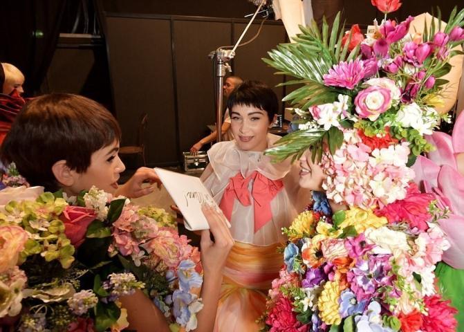 Moschino SS18 MFW show:Οι αδερφές Hadid άνθισαν κυριολεκτικά 