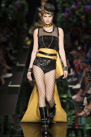 Moschino SS18 MFW show:Οι αδερφές Hadid άνθισαν κυριολεκτικά 