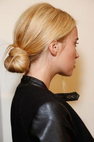 Ο πιο εύκολος τρόπος να κάνεις ένα κομψό σινιόν μόνη σου Ο πιο εύκολος τρόπος να κάνεις ένα κομψό σινιόν μόνη σου