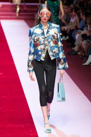 Dolce & Gabbana και το αυτόνομο μαξιμαλιστικό του σύμπαν Dolce & Gabbana και το αυτόνομο μαξιμαλιστικό του σύμπαν