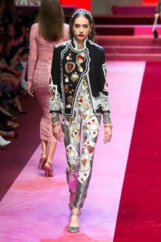 Dolce & Gabbana και το αυτόνομο μαξιμαλιστικό του σύμπαν Dolce & Gabbana και το αυτόνομο μαξιμαλιστικό του σύμπαν