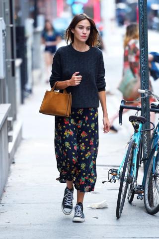 Φθινοπωρινά looks που θα σου αποδείξουν πως το floral δεν είναι μόνο για την Άνοιξη