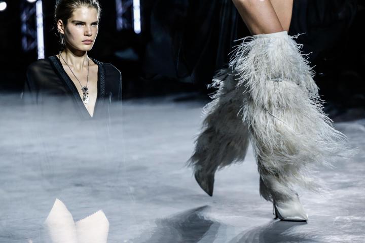 Saint Laurent κάτω από τον πύργο του Άιφελ και το παραμύθι ξεκινά... Saint Laurent κάτω από τον πύργο του Άιφελ και το παραμύθι ξεκινά...