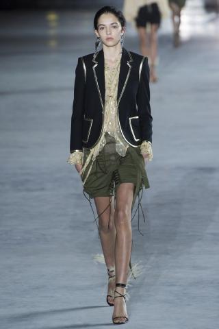 Saint Laurent κάτω από τον πύργο του Άιφελ και το παραμύθι ξεκινά... Saint Laurent κάτω από τον πύργο του Άιφελ και το παραμύθι ξεκινά...