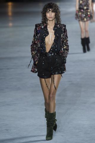 Saint Laurent κάτω από τον πύργο του Άιφελ και το παραμύθι ξεκινά... Saint Laurent κάτω από τον πύργο του Άιφελ και το παραμύθι ξεκινά...