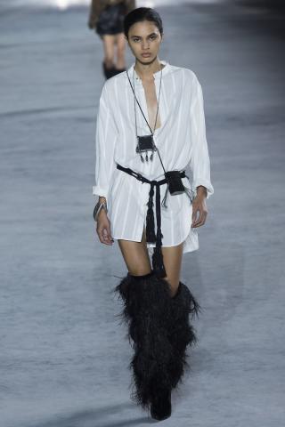 Saint Laurent κάτω από τον πύργο του Άιφελ και το παραμύθι ξεκινά... Saint Laurent κάτω από τον πύργο του Άιφελ και το παραμύθι ξεκινά...