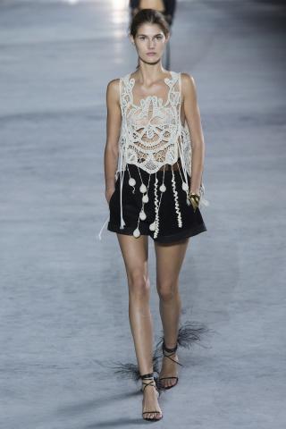 Saint Laurent κάτω από τον πύργο του Άιφελ και το παραμύθι ξεκινά... Saint Laurent κάτω από τον πύργο του Άιφελ και το παραμύθι ξεκινά...