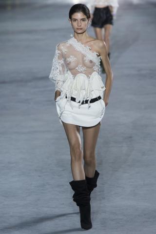 Saint Laurent κάτω από τον πύργο του Άιφελ και το παραμύθι ξεκινά... Saint Laurent κάτω από τον πύργο του Άιφελ και το παραμύθι ξεκινά...