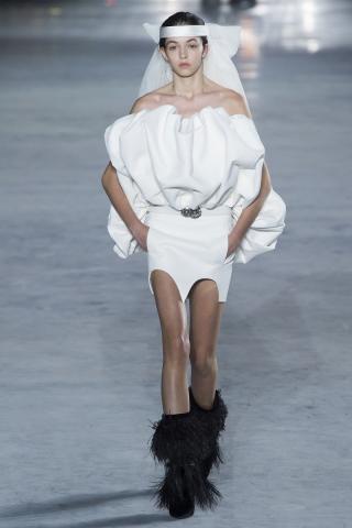 Saint Laurent κάτω από τον πύργο του Άιφελ και το παραμύθι ξεκινά... Saint Laurent κάτω από τον πύργο του Άιφελ και το παραμύθι ξεκινά...