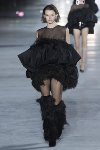 Saint Laurent κάτω από τον πύργο του Άιφελ και το παραμύθι ξεκινά... Saint Laurent κάτω από τον πύργο του Άιφελ και το παραμύθι ξεκινά...