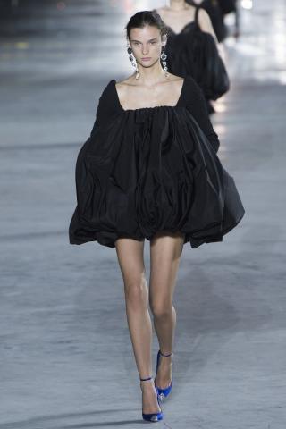 Saint Laurent κάτω από τον πύργο του Άιφελ και το παραμύθι ξεκινά... Saint Laurent κάτω από τον πύργο του Άιφελ και το παραμύθι ξεκινά...