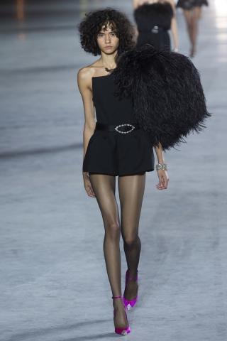 Saint Laurent κάτω από τον πύργο του Άιφελ και το παραμύθι ξεκινά... Saint Laurent κάτω από τον πύργο του Άιφελ και το παραμύθι ξεκινά...