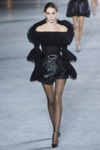 Saint Laurent κάτω από τον πύργο του Άιφελ και το παραμύθι ξεκινά... Saint Laurent κάτω από τον πύργο του Άιφελ και το παραμύθι ξεκινά...