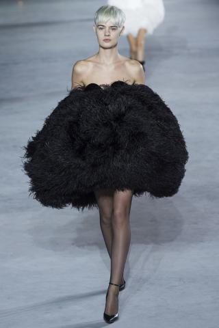 Saint Laurent κάτω από τον πύργο του Άιφελ και το παραμύθι ξεκινά... Saint Laurent κάτω από τον πύργο του Άιφελ και το παραμύθι ξεκινά...