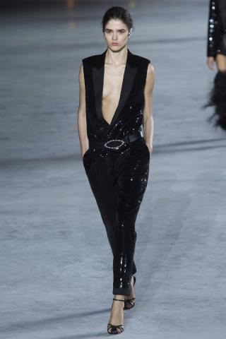 Saint Laurent κάτω από τον πύργο του Άιφελ και το παραμύθι ξεκινά... Saint Laurent κάτω από τον πύργο του Άιφελ και το παραμύθι ξεκινά...