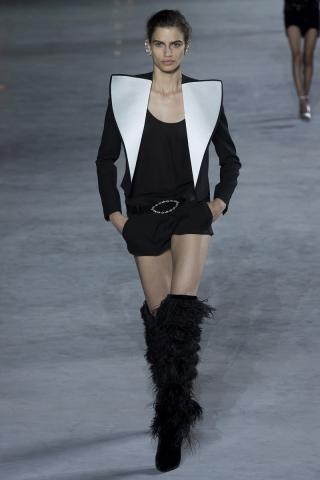 Saint Laurent κάτω από τον πύργο του Άιφελ και το παραμύθι ξεκινά... Saint Laurent κάτω από τον πύργο του Άιφελ και το παραμύθι ξεκινά...