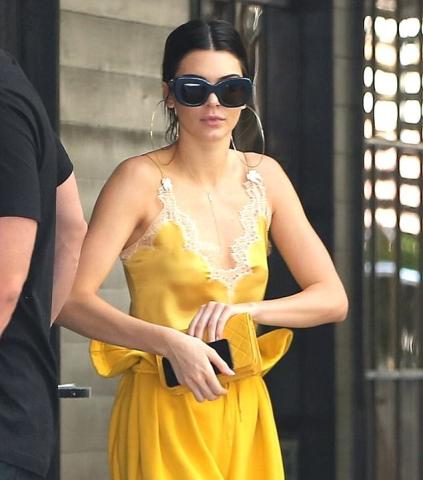 Τι εννοείς πως εσύ δεν πας για brunch ντυμένη όπως η Kendall Jenner;