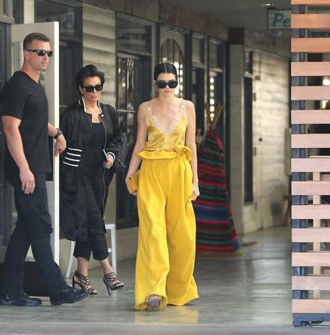 Τι εννοείς πως εσύ δεν πας για brunch ντυμένη όπως η Kendall Jenner;