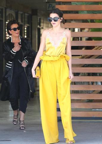 Τι εννοείς πως εσύ δεν πας για brunch ντυμένη όπως η Kendall Jenner;