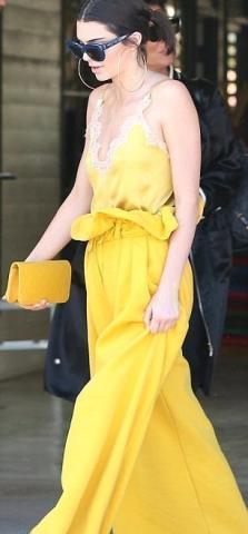 Τι εννοείς πως εσύ δεν πας για brunch ντυμένη όπως η Kendall Jenner;