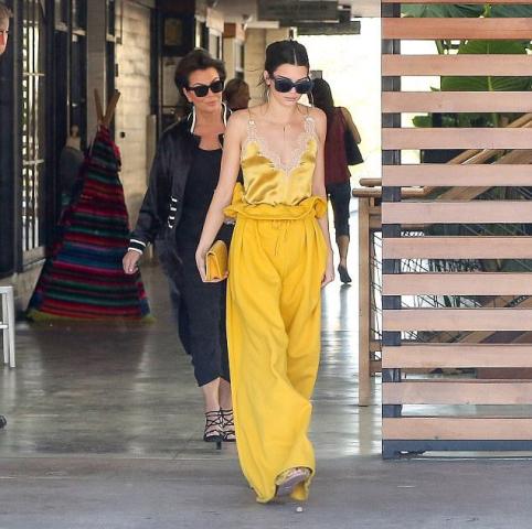 Τι εννοείς πως εσύ δεν πας για brunch ντυμένη όπως η Kendall Jenner;