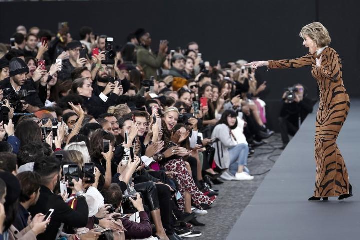 H Jane Fonda δεν κάνει απλώς πασαρέλα, δίνει μάθημα ζωής