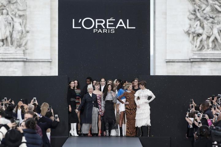 H Jane Fonda δεν κάνει απλώς πασαρέλα, δίνει μάθημα ζωής