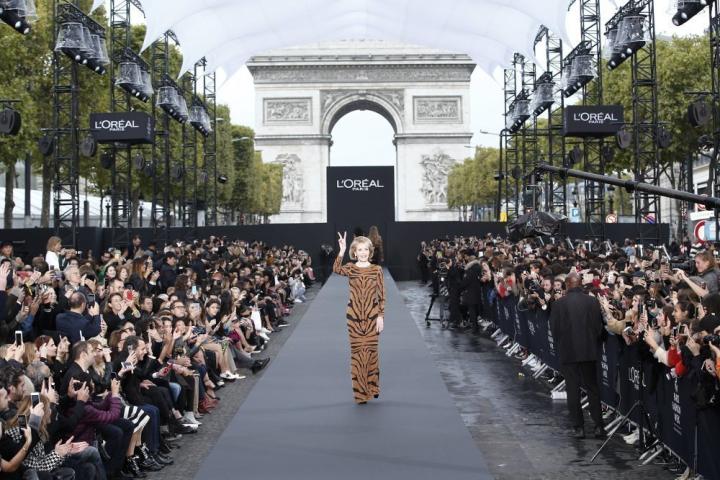 H Jane Fonda δεν κάνει απλώς πασαρέλα, δίνει μάθημα ζωής