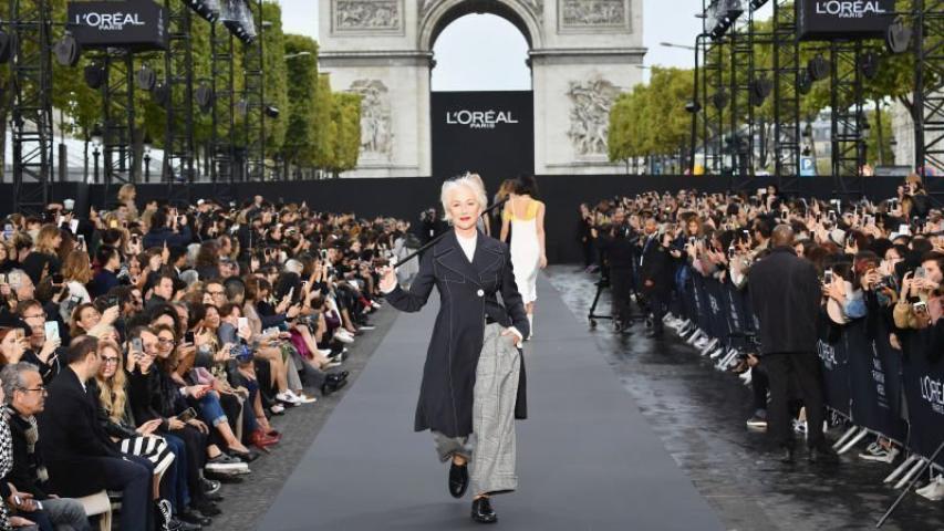 H Jane Fonda δεν κάνει απλώς πασαρέλα, δίνει μάθημα ζωής