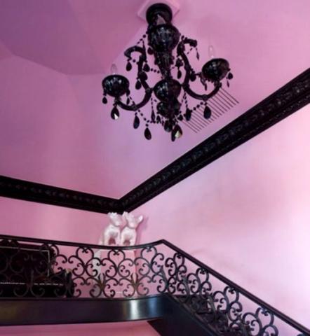 Το σπίτι των σκύλων της Paris Hilton έχεις κάθε λόγο να το ζηλεύεις