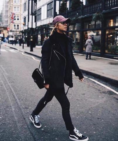 8 stylish looks για να φορέσεις τα sneakers σου 8 stylish looks για να φορέσεις τα sneakers σου