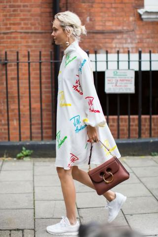 8 stylish looks για να φορέσεις τα sneakers σου 8 stylish looks για να φορέσεις τα sneakers σου
