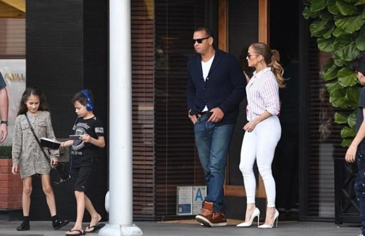 Family affair! Η Jennifer Lopez μαζί με τον Alex Rodriguez και τα παιδιά