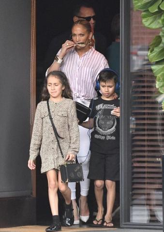 Family affair! Η Jennifer Lopez μαζί με τον Alex Rodriguez και τα παιδιά