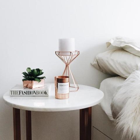 10 Ιδέες για να έχεις πάντα ένα όμορφο κομοδίνο