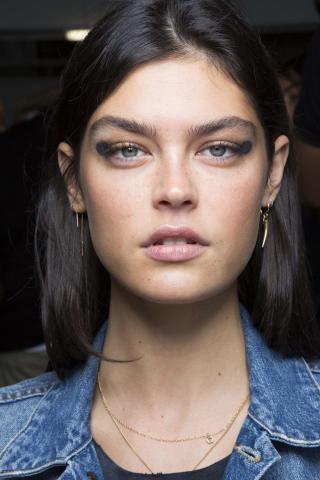 Οι τάσεις στο eyeliner που πρέπει να ξέρεις φέτος