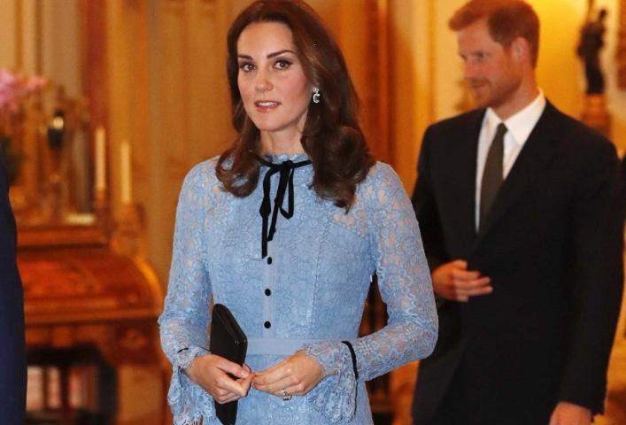 Η πρώτη εμφάνιση της Kate Middleton με φουσκωμένη κοιλίτσα 