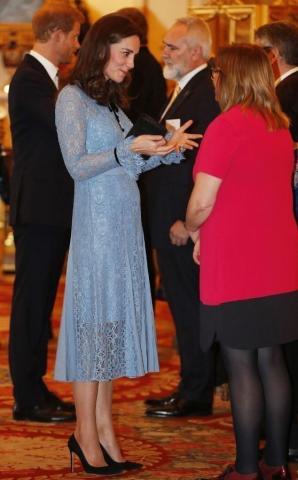 Η πρώτη εμφάνιση της Kate Middleton με φουσκωμένη κοιλίτσα 