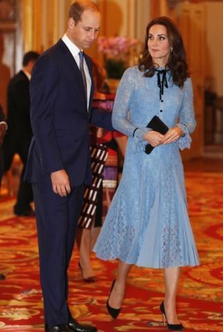 Η πρώτη εμφάνιση της Kate Middleton με φουσκωμένη κοιλίτσα 