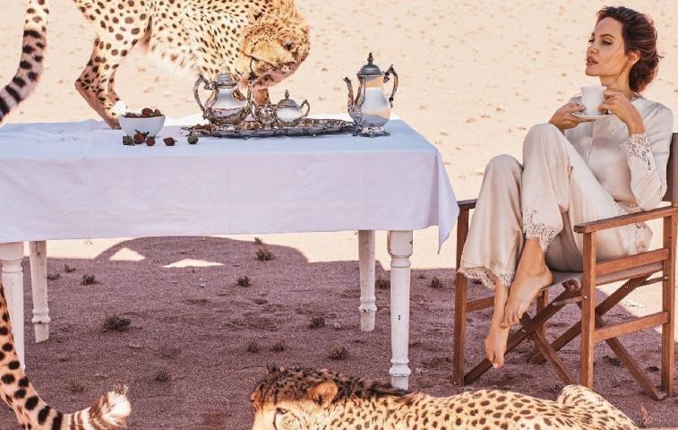 Η Angelina Jolie από τη Ναμίμπια στέλνει τους αγωνιστικούς της χαιρετισμούς