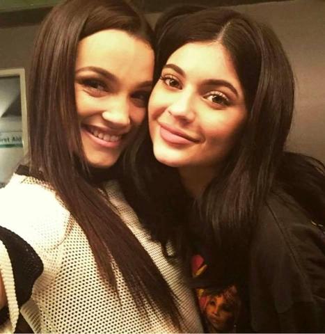 Kardashian & Jenner: Η 18χρονη ξαδέρφη – σωσίας τους φιλοδοξεί να τους κλέψει τη δόξα