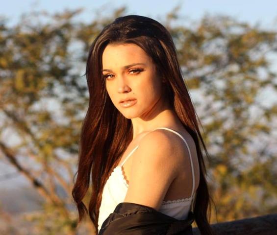 Kardashian & Jenner: Η 18χρονη ξαδέρφη – σωσίας τους φιλοδοξεί να τους κλέψει τη δόξα