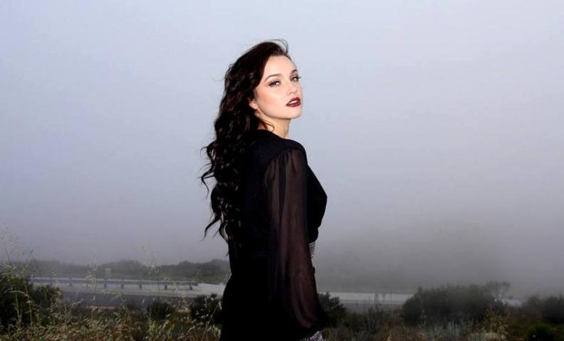 Kardashian & Jenner: Η 18χρονη ξαδέρφη – σωσίας τους φιλοδοξεί να τους κλέψει τη δόξα