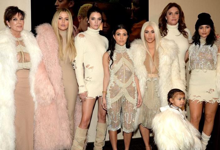 Kardashian & Jenner: Η 18χρονη ξαδέρφη – σωσίας τους φιλοδοξεί να τους κλέψει τη δόξα