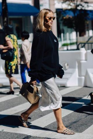 Sunday look: Φόρεσε το φούτερ με έναν τελείως διαφορετικό τρόπο Sunday look: Φόρεσε το φούτερ με έναν τελείως διαφορετικό τρόπο