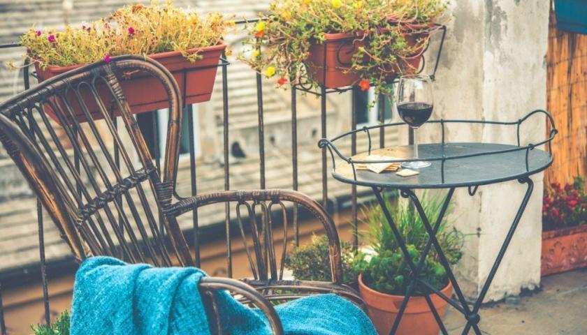 Μικρές λύσεις που θα κάνουν το μπαλκόνι ιδανικό για αυτή την εποχή Μικρές λύσεις που θα κάνουν το μπαλκόνι ιδανικό για αυτή την εποχή