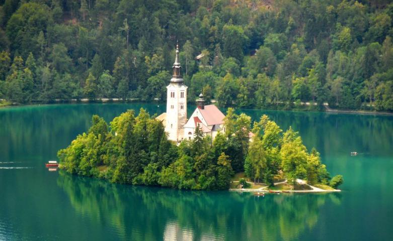 Αν δεν γνωρίζετε τη λίμνη Bled στη Σλοβενία, ήρθε ο καιρός να την μάθετε γιατί είναι πανέμορφη!