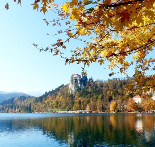 Αν δεν γνωρίζετε τη λίμνη Bled στη Σλοβενία, ήρθε ο καιρός να την μάθετε γιατί είναι πανέμορφη!